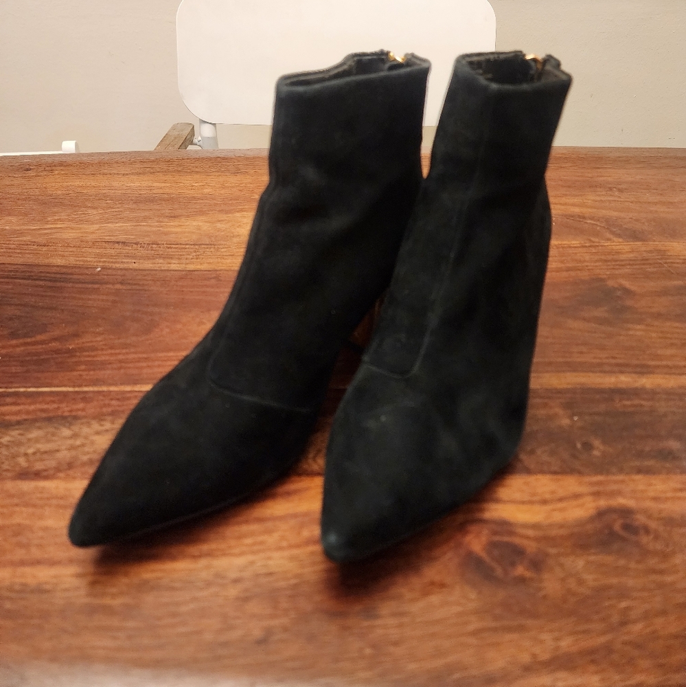 Steve Madden Cynthiam Black Suede Ankle Boot w/Gold Heel